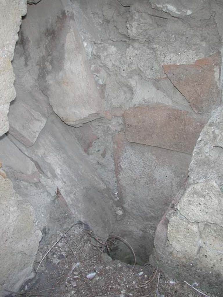III.10, Herculaneum. September 2003. Latrine in upper floor room. 
Photo courtesy of Nicolas Monteix.
